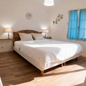 Planxa i posts de planxar, wifi i roba de llit