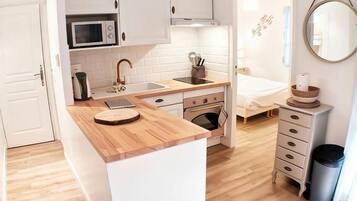 Een koelkast, een microgolfoven, een oven, een kookplaat