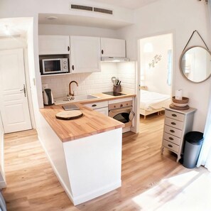 Réfrigérateur, micro-ondes, four, plaque de cuisson