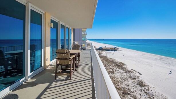 Ein Balkon mit Blick auf Strand und Meer.