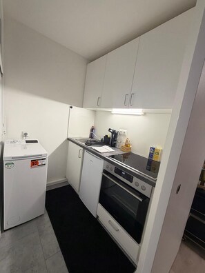 Frigorifero, forno, macchina per tè/caffè, pentole/stoviglie/utensili