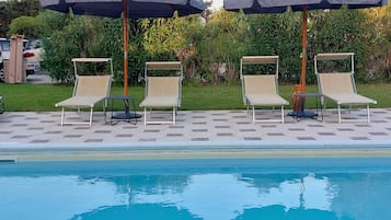 Außenpool (je nach Saison geöffnet), Sonnenschirme, Liegestühle
