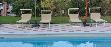 Piscine extérieure (ouverte en saison), parasols de plage