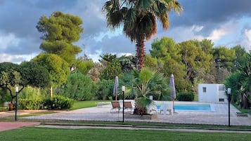 Piscine extérieure (ouverte en saison), parasols de plage