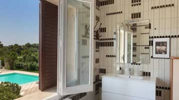 Vila (4 Bedrooms) | Kamar mandi | Shower, perlengkapan mandi gratis, pengering rambut, dan kloset