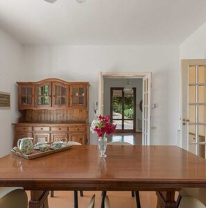 Villa (4 Bedrooms) | Dining room