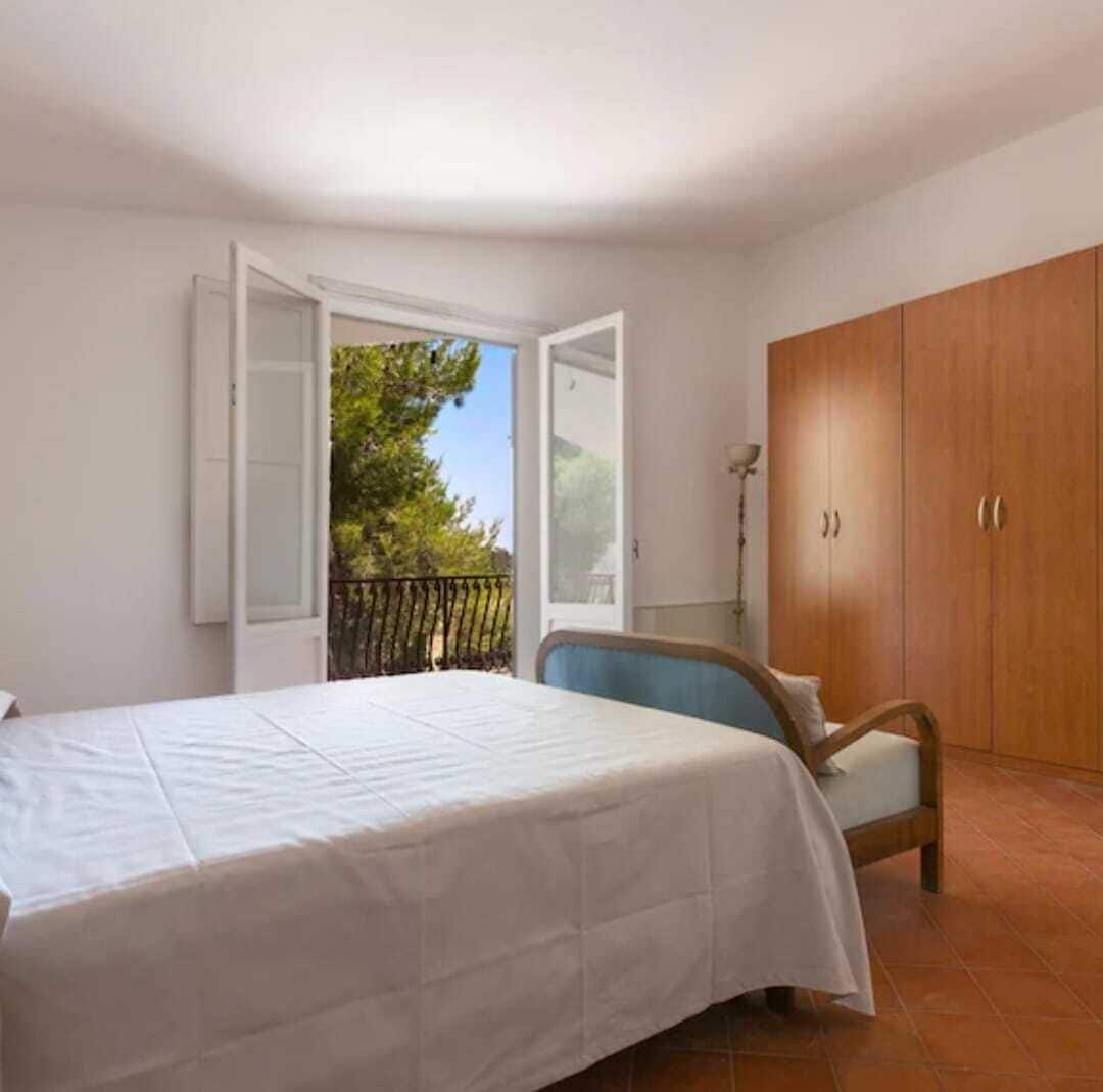 4 bedrooms, iron/ironing board, free cots/infant beds, rollaway beds