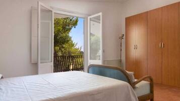 4 bedrooms, iron/ironing board, free cots/infant beds, rollaway beds