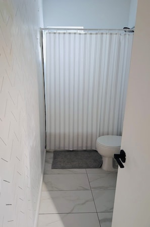 Towels, soap, toilet paper - Wonderful 2-bedroom house in Oakland Park perfect for your getaway (Oakland Park)