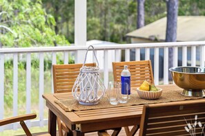 Outdoor dining - Kangaroo Sanctuary (Sanctuary Point)