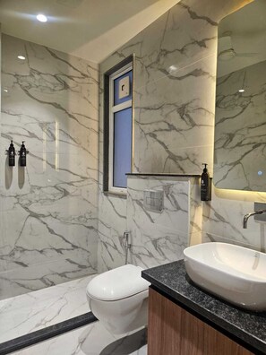 ت جهيزات دش، مجففات شعر، مناشف، صابون