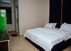 Desk, laptop workspace, blackout curtains, soundproofing - Montevar Hotel  (Benin City)