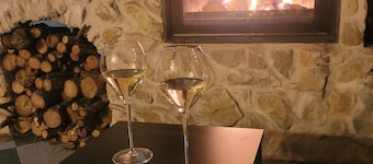 La Tour’terelle Guest Room: Mountain View, Private Terrace & Wi-Fi