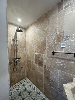 Shower, hair dryer, towels - Bed and Breakfast 'La Tour'terelle' with Mountain View, Private Terrace and Wi-Fi (Brantes)