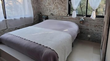 Tabla de planchar con plancha, wifi, ropa de cama