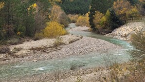 A river flowing through a forested valley with rocky terrain and a mountain in the background. - La Tour’terelle Guest Room: Mountain View, Private Terrace & Wi-Fi (Brantes)
