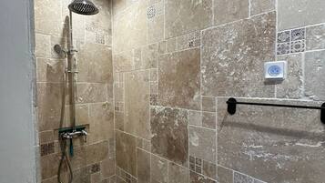 Douche, sĂšche-cheveux, serviettes fournies