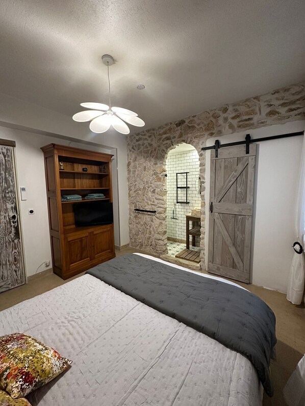 Iron/ironing board, WiFi, bed sheets