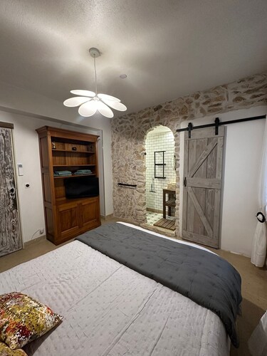 Guest Room “La Lisière” with Mountain View, Wi-Fi and Air Conditioning