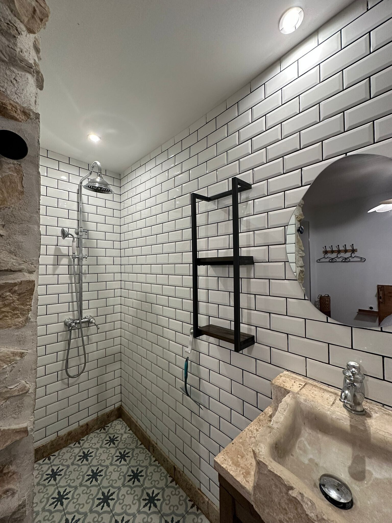 Een douche, een haardroger, handdoeken