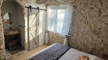 Silitysrauta/-lauta, Wi-Fi, vuodevaatteet