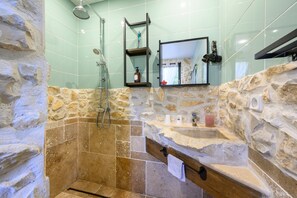Bathroom - Guest Room “L’Estive” with Mountain View, Wi-Fi, and Air Conditioning (Brantes)