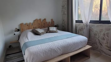 Tabla de planchar con plancha, wifi, ropa de cama