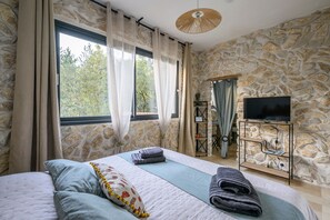 Room - Guest Room “L’Estive” with Mountain View, Wi-Fi, and Air Conditioning (Brantes)