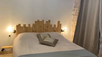 Tabla de planchar con plancha, wifi, ropa de cama