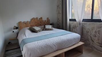 Silitysrauta/-lauta, Wi-Fi, vuodevaatteet