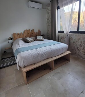 Tabla de planchar con plancha, wifi y ropa de cama 