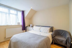 2 bedrooms, iron/ironing board, WiFi, bed sheets - Bright 2BR Battersea flat , close to Battersea Park, Westminster & London Eye (London)