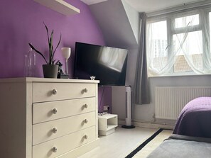 2 bedrooms, iron/ironing board, WiFi, bed sheets - Bright 2BR Battersea flat , close to Battersea Park, Westminster & London Eye (London)