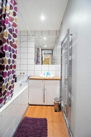 Hårtork, handdukar, tvål och toalettpapper