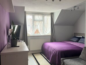 2 bedrooms, iron/ironing board, WiFi, bed sheets - Bright 2BR Battersea flat , close to Battersea Park, Westminster & London Eye (London)