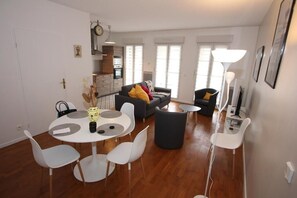 Living area - Apartment facing Vallée Village - very close to Disneyland (Serris)
