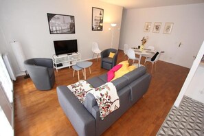 Living area - Apartment facing Vallée Village - very close to Disneyland (Serris)