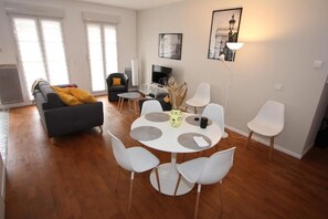 Dining - Apartment facing Vallée Village - very close to Disneyland (Serris)