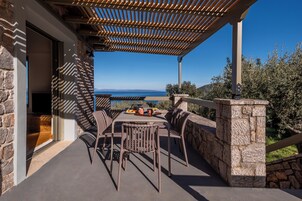 Villa, accesible en silla de ruedas, vistas al mar | Restaurante al aire libre