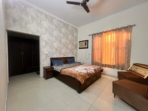 Iron/ironing board, WiFi, bed sheets - 3-bedroom farmhouse in outskirts of Mohali with AC comfort (Kurali)