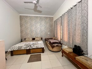 Iron/ironing board, WiFi, bed sheets