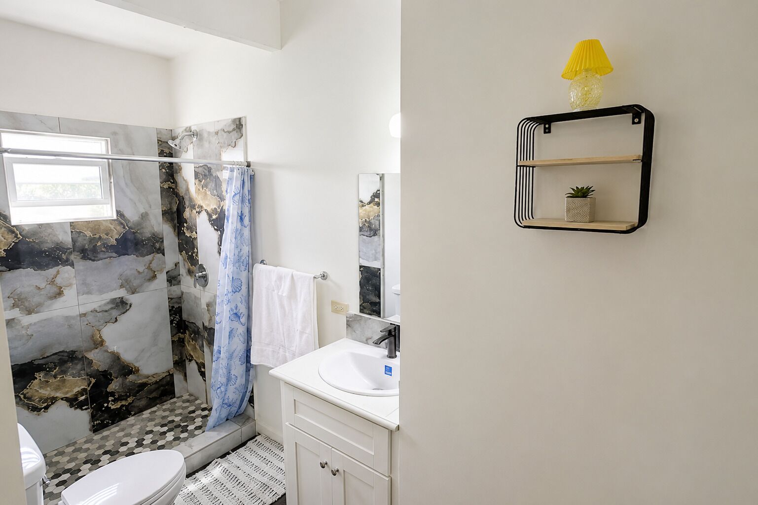 Regadera, toallas, jabón, papel de baño 