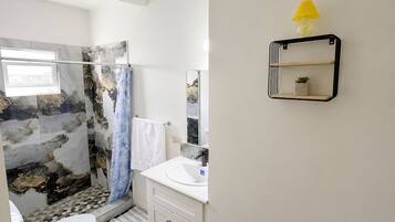 Regadera, toallas, jabón, papel de baño