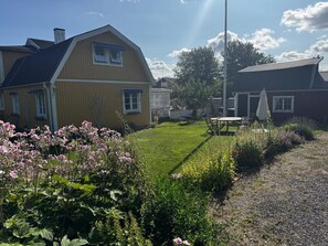 Outdoor dining - Private Room with Shared Kitchen & Bathroom. (Uppsala)