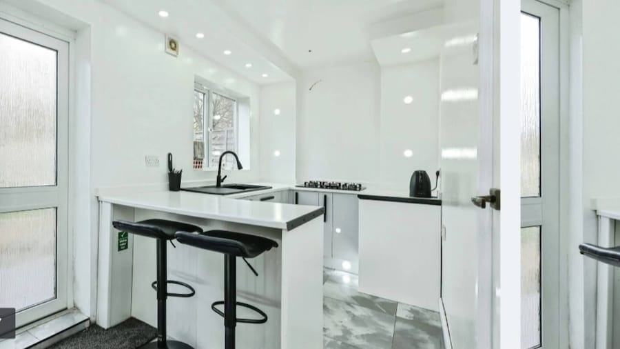 2 Bed Terrace House With Modern Touch