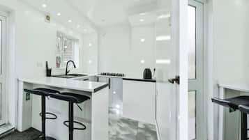 House, 2 Bedrooms, Smoking, Garden View | Interior