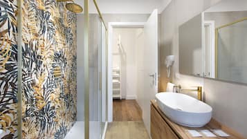 Dusche, Haartrockner, Bidet, Handtücher