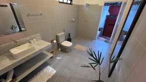 Shower, jetted bath, hair dryer, towels - Casa Congéia Trancoso - 1.2km from the Quadrado (Trancoso)
