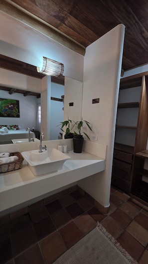 Shower, jetted bath, hair dryer, towels - Casa Congéia Trancoso - 1.2km from the Quadrado (Trancoso)