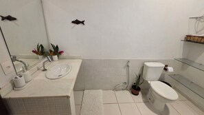 Shower, jetted bath, hair dryer, towels - Casa Congéia Trancoso - 1.2km from the Quadrado (Trancoso)